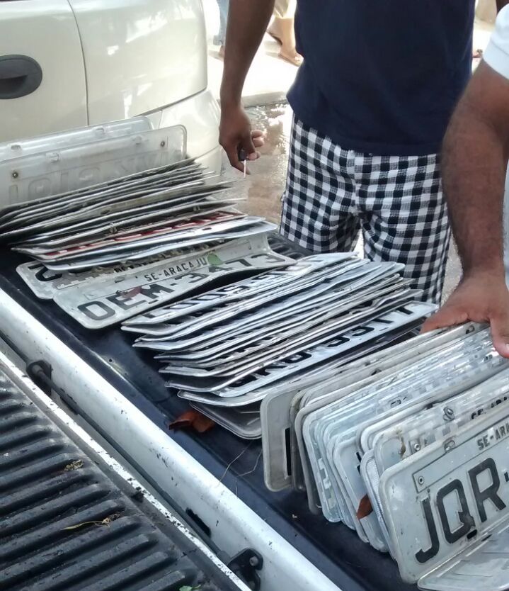 Agentes de trânsito da SMTT recuperam placas perdidas durante enchente do rio Poxim - SMTT Aracaju